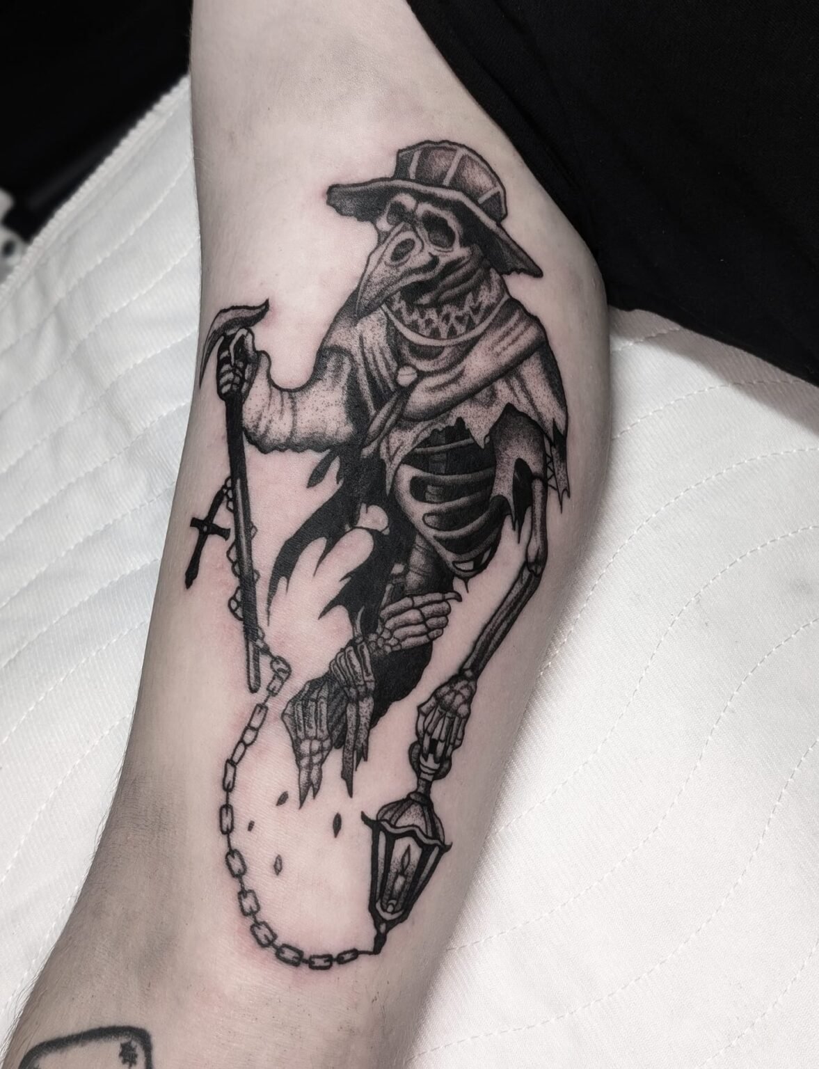 Tattoo eines Plague Doctors mit Laterne – dunkler Gothic-Stil. Top Tattoo Artist aus Menden, Unna, Wickede, Iserlohn, Werl.