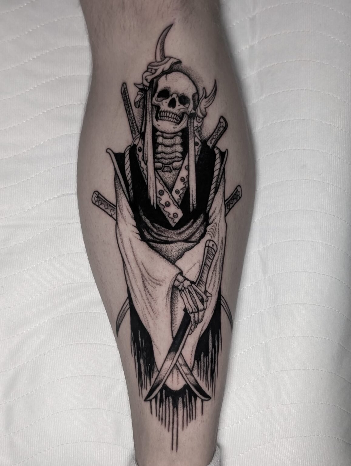 Tattoo eines Samurai-Skeletts mit Katana-Schwertern – Japanischer Stil, Totenkult. Tattoo aus Menden, Unna, Wickede, Iserlohn, Werl.