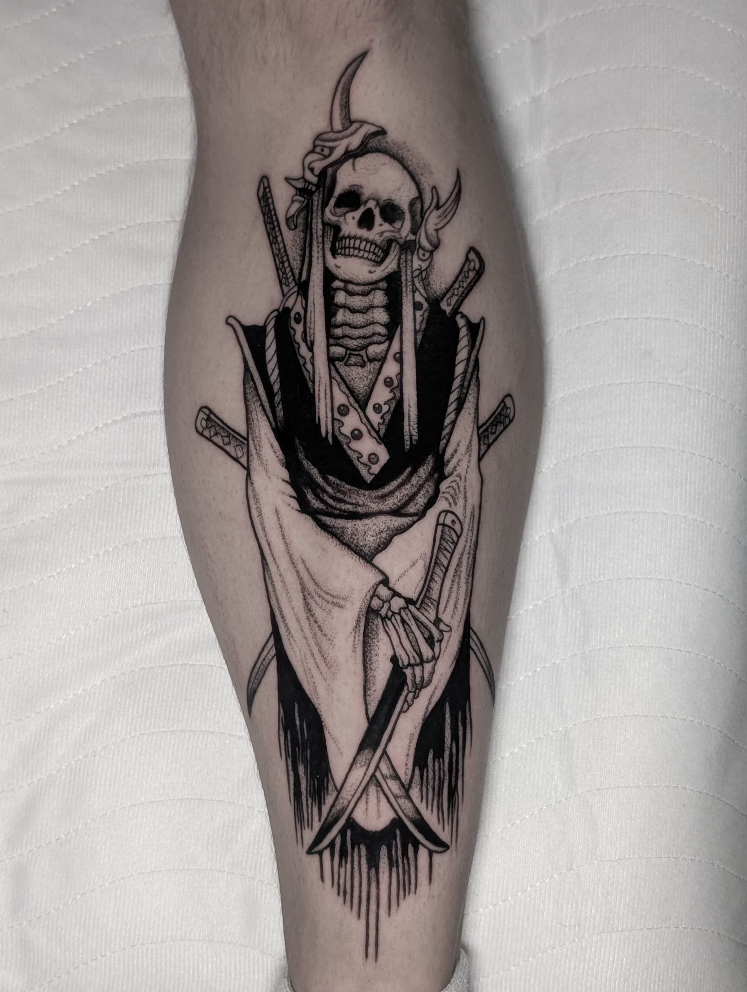 Tattoo eines Samurai-Skeletts mit Katana-Schwertern – Japanischer Stil, Totenkult. Tattoo aus Menden, Unna, Wickede, Iserlohn, Werl.