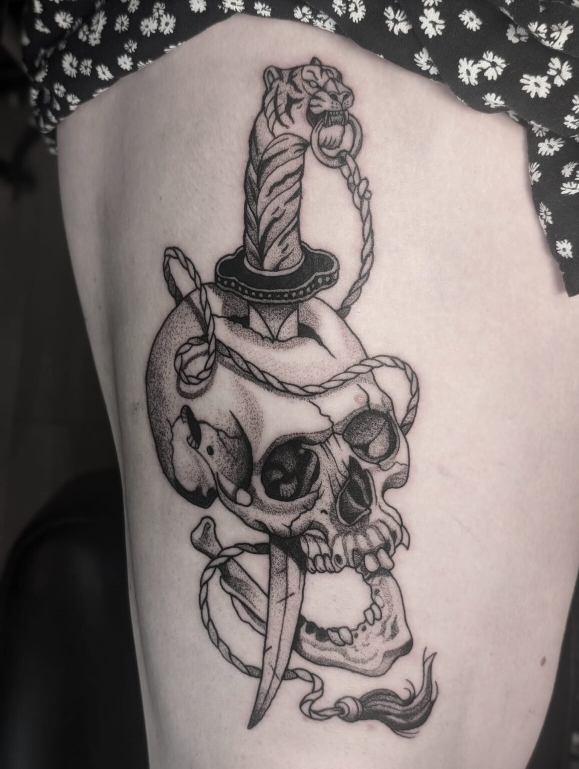 Oldschool-Tattoo mit Schädel und Dolch, Griff mit Tigerkopf. Einzigartiges Design in Menden, Unna, Wickede, Iserlohn, Werl.