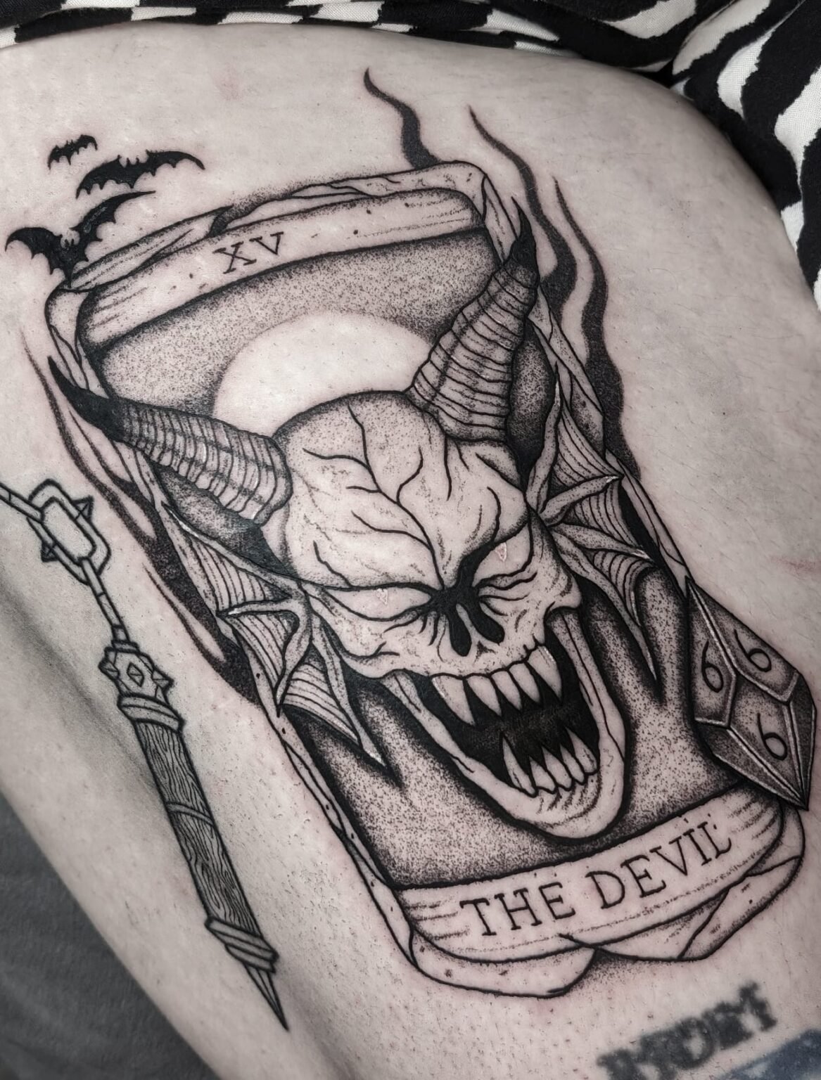 Tattoo der Tarotkarte "The Devil" mit gehörntem Dämonenkopf – mystisch und dunkel. Individuelles Tattoo aus Menden, Unna, Wickede, Iserlohn, Werl.
