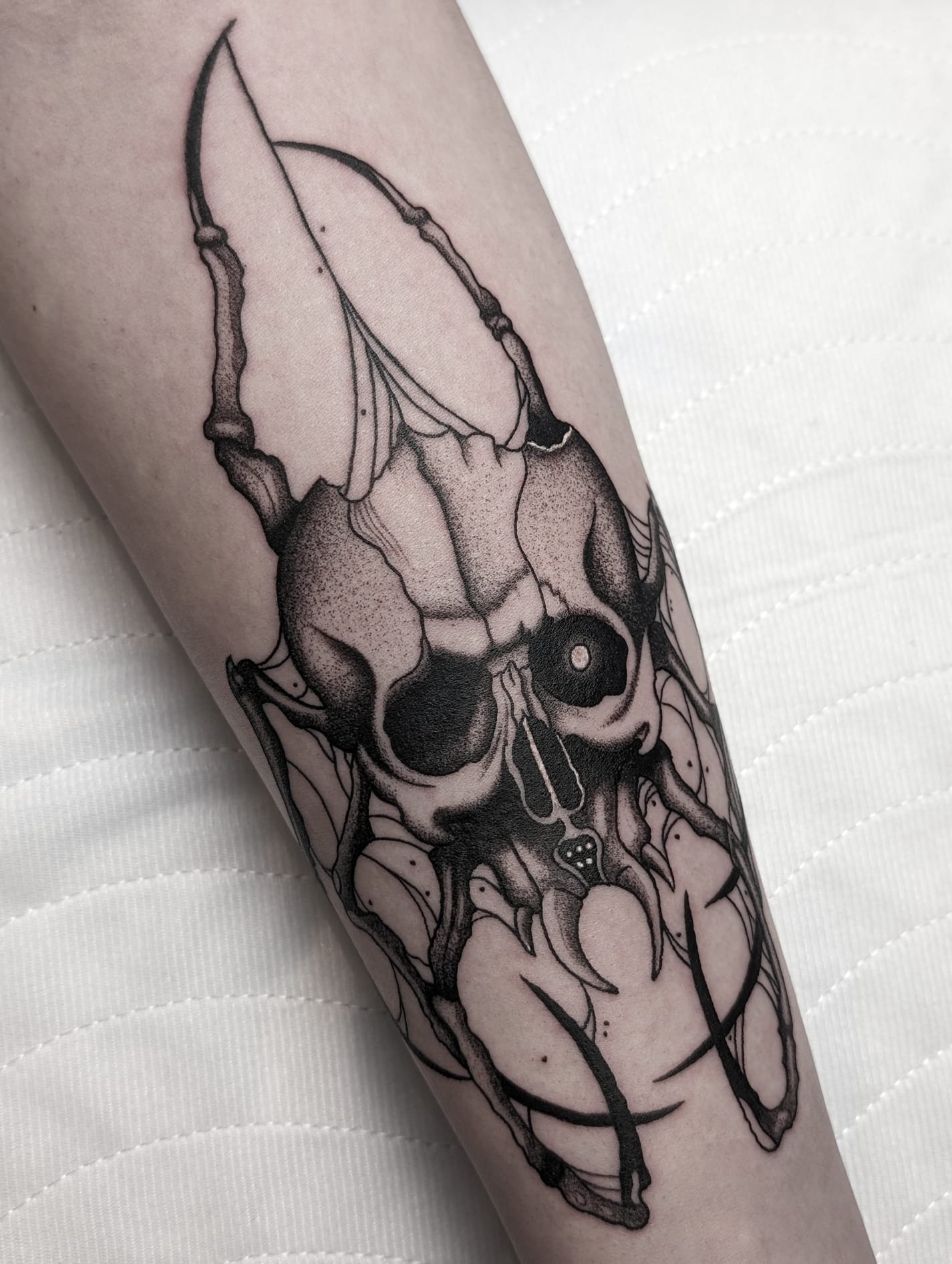 Tattoo eines Insekten-Schädels mit Flügeln – Dark Art meets Natur. Einzigartiges Dotwork-Tattoo aus Menden, Unna, Wickede, Iserlohn, Werl.