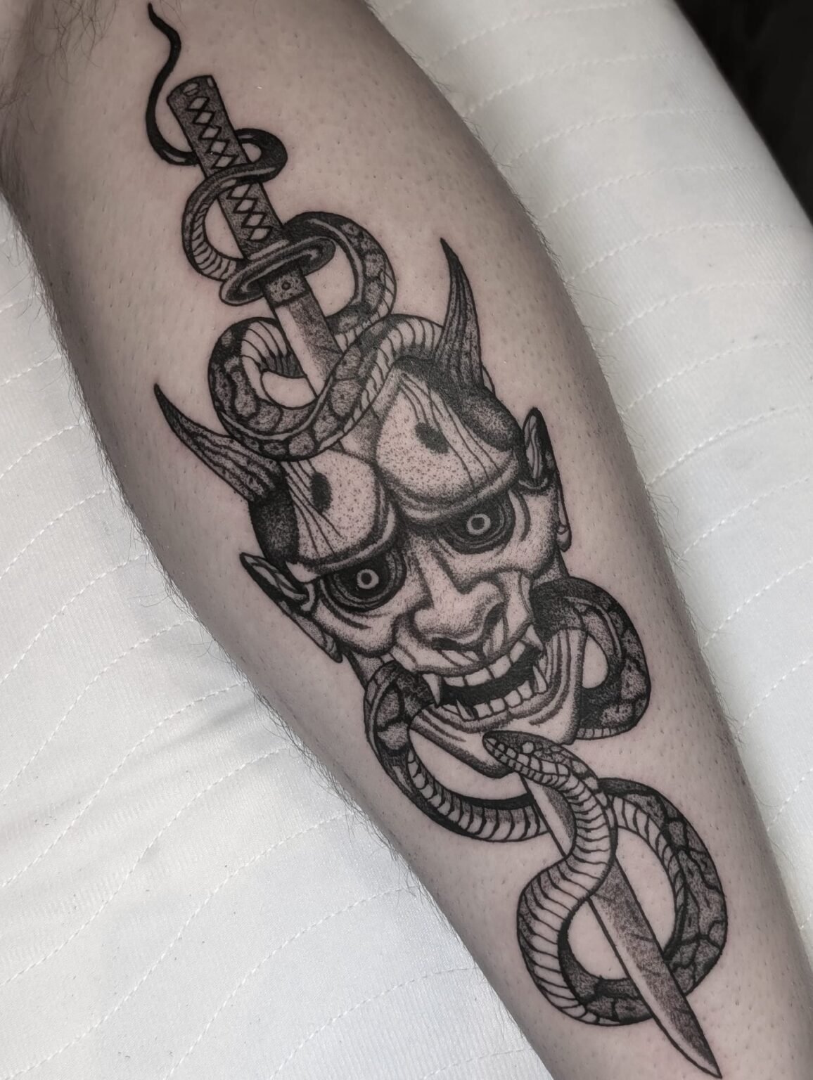 Japanisches Tattoo mit Oni-Maske, Katana und Schlange – symbolisch und kraftvoll. Asiatisches Design aus Menden, Unna, Wickede, Iserlohn, Werl.